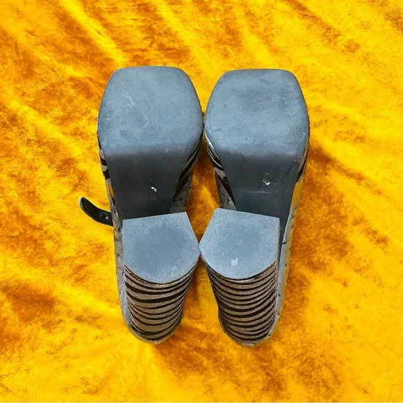 • Jeffrey Campbell Chillin-F platform pump in Grey Ostrich (size 8) - Picture 6 of 7